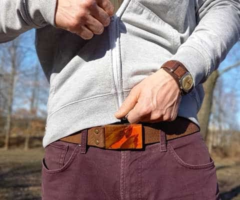 Czech design shop FOP belts - pánský kožený pásek s dřevěnou přezkou