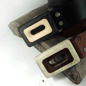 Kožené pásky FOP belts s přezkou z přírodního dřeva a betonu, ručne vyrobené opaskové spony, Czech design shop s opasky FOP belts